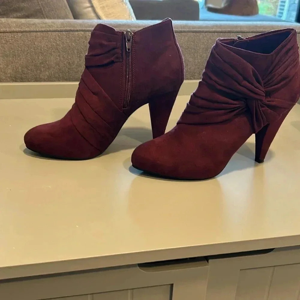FIONI ANKLE BOOTS UPSCALE SUEDE SMOOTH SEXY BURGUNDY SLEEK SIZE 7.5 HARDLY WORN - Picture 2 of 6